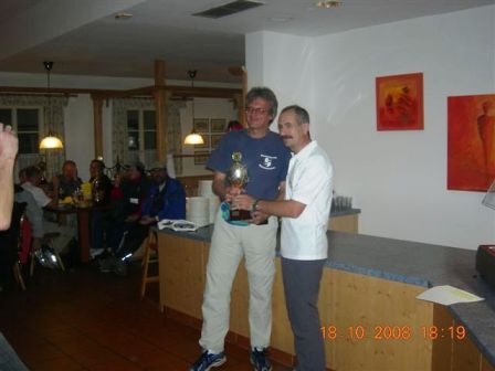 Helmut erhlt den Pokal fr alle absolvierten MC-Wanderungen 2008