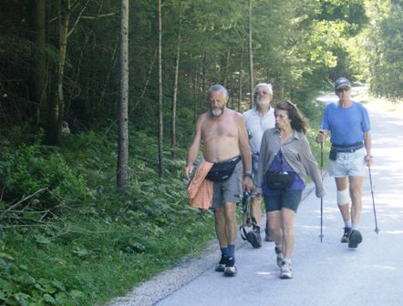 ...gefolgt von der restlichen Wandergruppe