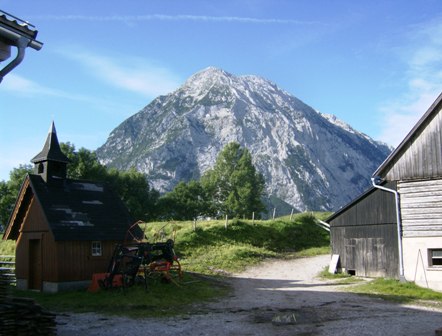 Beim Gehft Gasteiger und Lurger mit Blick zum Grimming