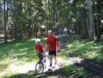 Die beiden Jungs bewltigen die Strecke mit dem Rad - Hochachtung