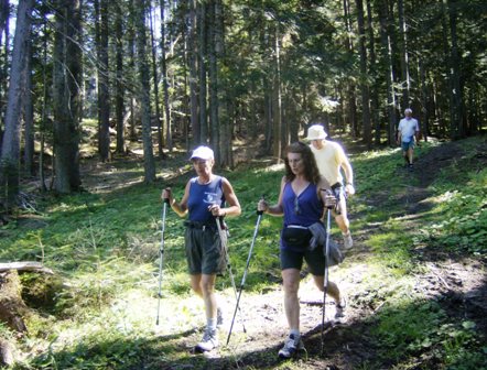 Karin und Anne im Gesprch durch den Wald