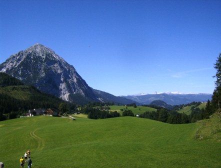 Blick ber die Alm zum Dachstein