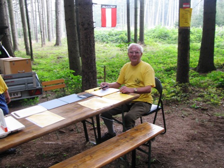 Unser Freund Hans als Prfer an der 3. K+L mitten im Wald nach rund 19,5 km...