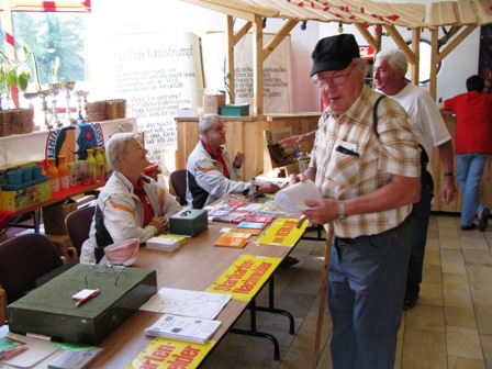 Die Funktionäre der Naturfreunde erwarten die Wanderer