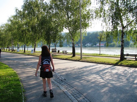 Karin noch im Aufwärmschritt entlang der Donau