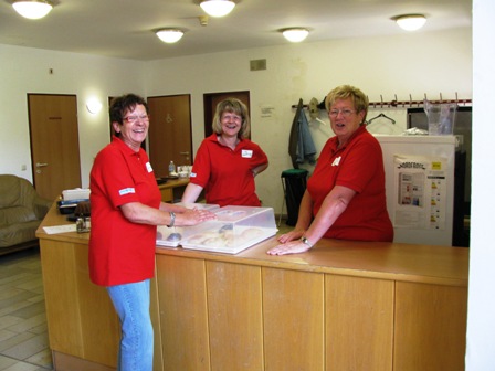 Gutgelaunte Damen betreuen die Wanderer bestens