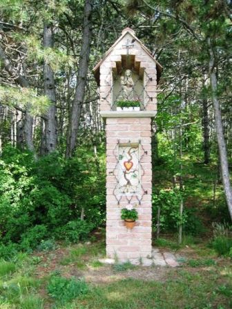 Schönes Marterl im Wald