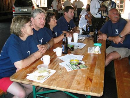 Mit Kaffee und Kuchen im Ziel lassen die Wanderfreunde aus Rappottenstein diesen schönen Sonntag ausklingen...