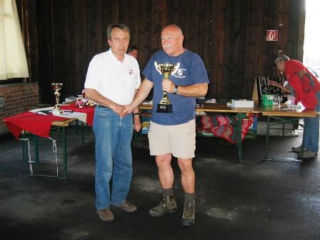 ...und Franz Wagner erhält noch einen Pokal vom Veranstalter aus Bad Vöslau