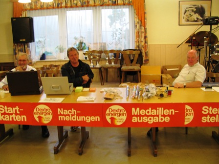 Die Funktionäre warten bei Starkregen auf die Wanderer