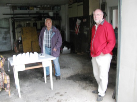 Leichter Schleier des Regens umgibt die Mitarbeiter an der Suppenkontrolle