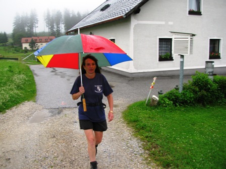 Karin stapft energisch Richtung 2.K+L