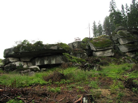 Ein Hochstand zwischen den Felsen