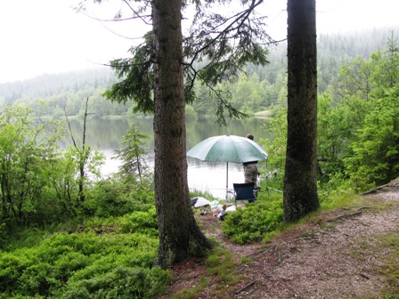 Bei Regen eine ähnlich komische Beschäftigung wie Wandern - das Fischen