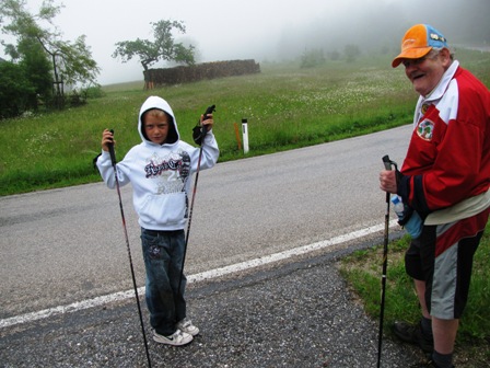 Diesem Nachwuchswanderer ist das Wetter ziemlich wurscht - dem Opa gefällts nicht so sehr
