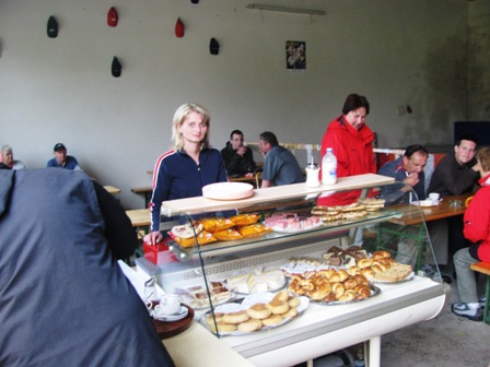 ...und jede Menge Süsses wird den durchnäßten Wanderern angeboten