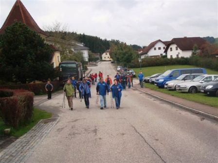 Die groe Gruppe der Wanderer aus Rappottenstein und Koblhof begibt sich zum Start