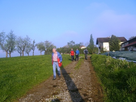 Wanderer genießen den herrlichen Ausblick bei Grünau