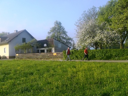 Wanderer in der herrlichen Landschaft am frühen Morgen