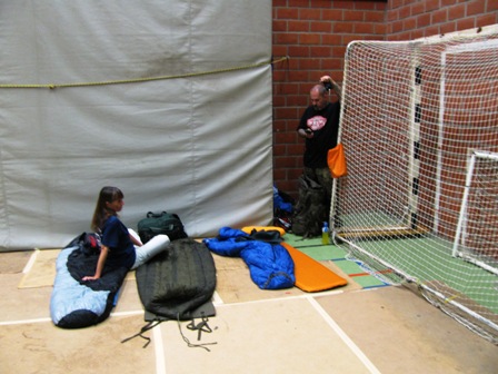 In einem gemütlichen Eck des Turnsaales beziehen die Wanderfreunde ihr Nachtlager