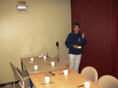 Karin zückt den 'Bonnen' und holt sich eine Stärkung