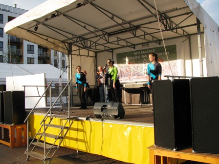 Diese 3 Damen fungieren als Vorturnerinnen und wollen die zahlreichen Wanderer und Läufer zum Stretchen animieren