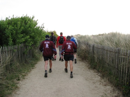 Wanderer entlang der Dünen des Strandes