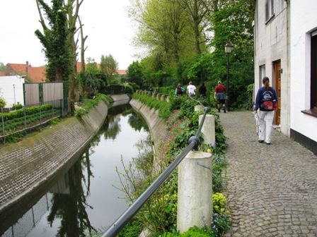 Kopfsteinpflaster entlang eines Baches
