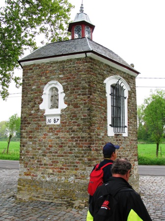 Eine Kapelle mitten auf der Straße