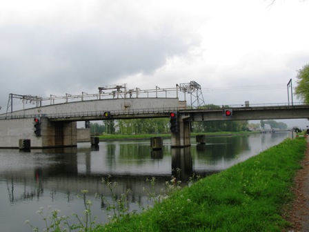 Die Brücke über den Kanal...