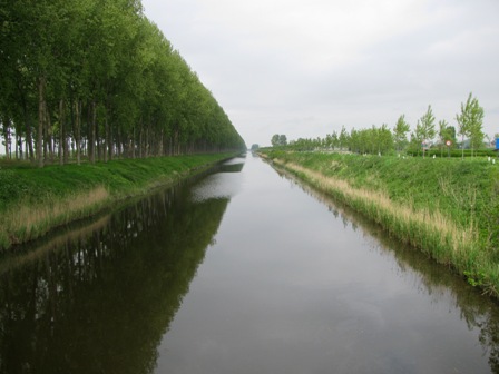 Blick über den schnurgeraden Leopoldkanal