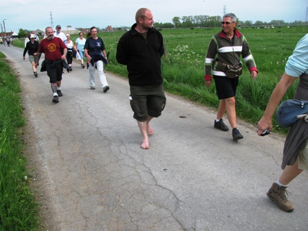 Dieser Teilnehmer ging seine Strecke ohne Schuhe (oder hat es ihm diese auf dem Asphalt aufgelöst?)