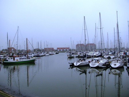 ...zunächst durch den Yachthafen von Blankenberge