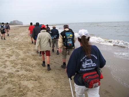 Karin sucht den Strand nach Muscheln ab