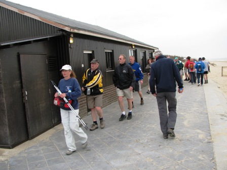 Gegenverkehr bei einer Kontrollstelle neben dem Meer