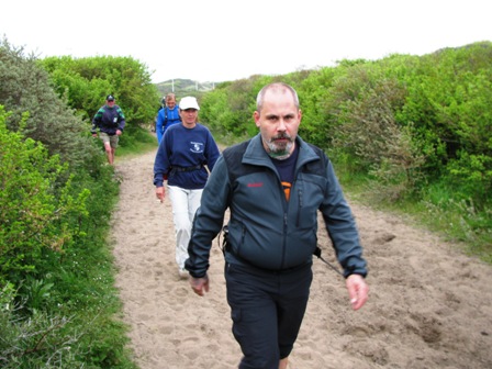 Gepetto schaut böse, weil der schöne Spaziergang am Strand zu Ende ist (seine Befürchtung - weiterer Asphalt)