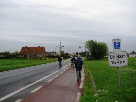 Auf einem Radweg mit (wieder) endlosem Ausblick gehts nach 'Vlissegem'