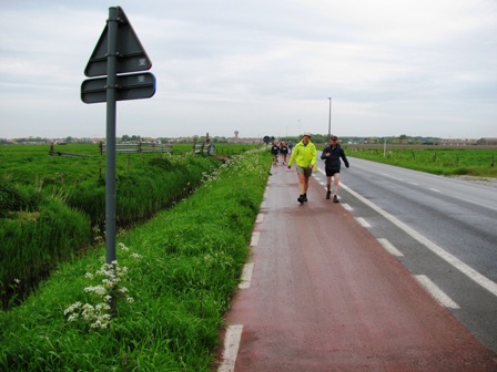 Man kann die Wanderer am Strand fast noch sehen
