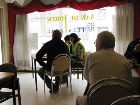 Kontrollstelle in einem Gasthof - Kriek-Stärkung steht bevor