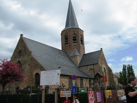 Endlich ist die Kirche von Houtave erreicht - Kontrolle und Labung inklusive