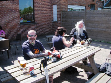 An der Labestelle in Meetkerke - endlich ein kühles 'Leffe' für Gepetto und Helmi...