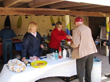 Die netten Mitarbeiter an der Labestelle sorgen für die Verköstigung