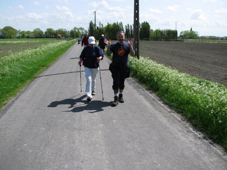 Karin beim 'Schrittzählen' und Gepetto beim Blödeln