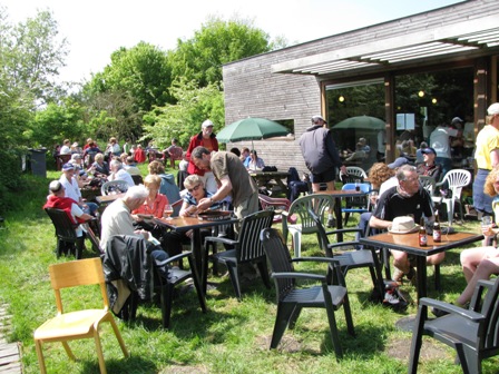 Zahlreiche Wanderer tummeln sich an dieser schön gelegenen Verpflegsstelle