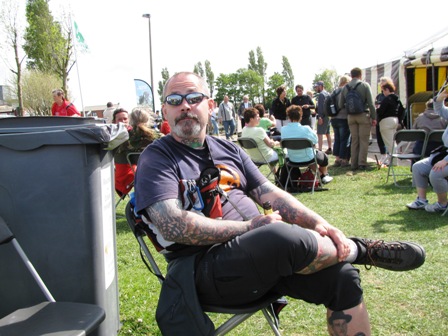 Noch ein kleiner Stopp - Gepetto genießt sein Gratis-Bier