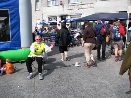 Eine letzte Verpflegsstelle, an der leckerer Gratis-Pfefferkuchen angeteilt wird...