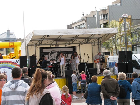 ...und im Ziel spielt wieder eine Band zur Unterhaltung der rund 10.329 Wanderer (an beiden Tagen)