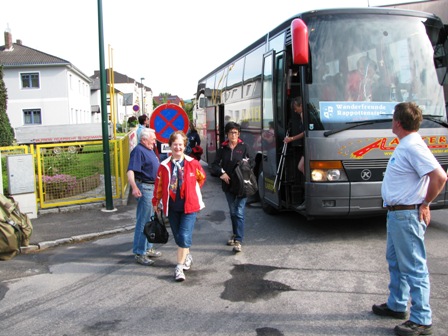 Eintreffen der Wanderfreunde Rappottenstein in Blindenmarkt