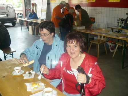 Kaffee und Kuchen zur Stärkung vor dem Abmarsch
