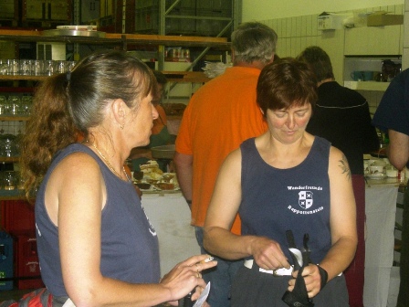 Monika justiert die Walking-Stöcke...